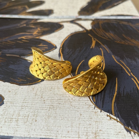 Elegant Gold Woven Earrings - Picture 5 of 11